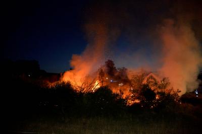 FLAMMENBILDER! Baracke in Vollbrand in Unterweissach - Rauchsaeule meterhoch ueber dem Ort